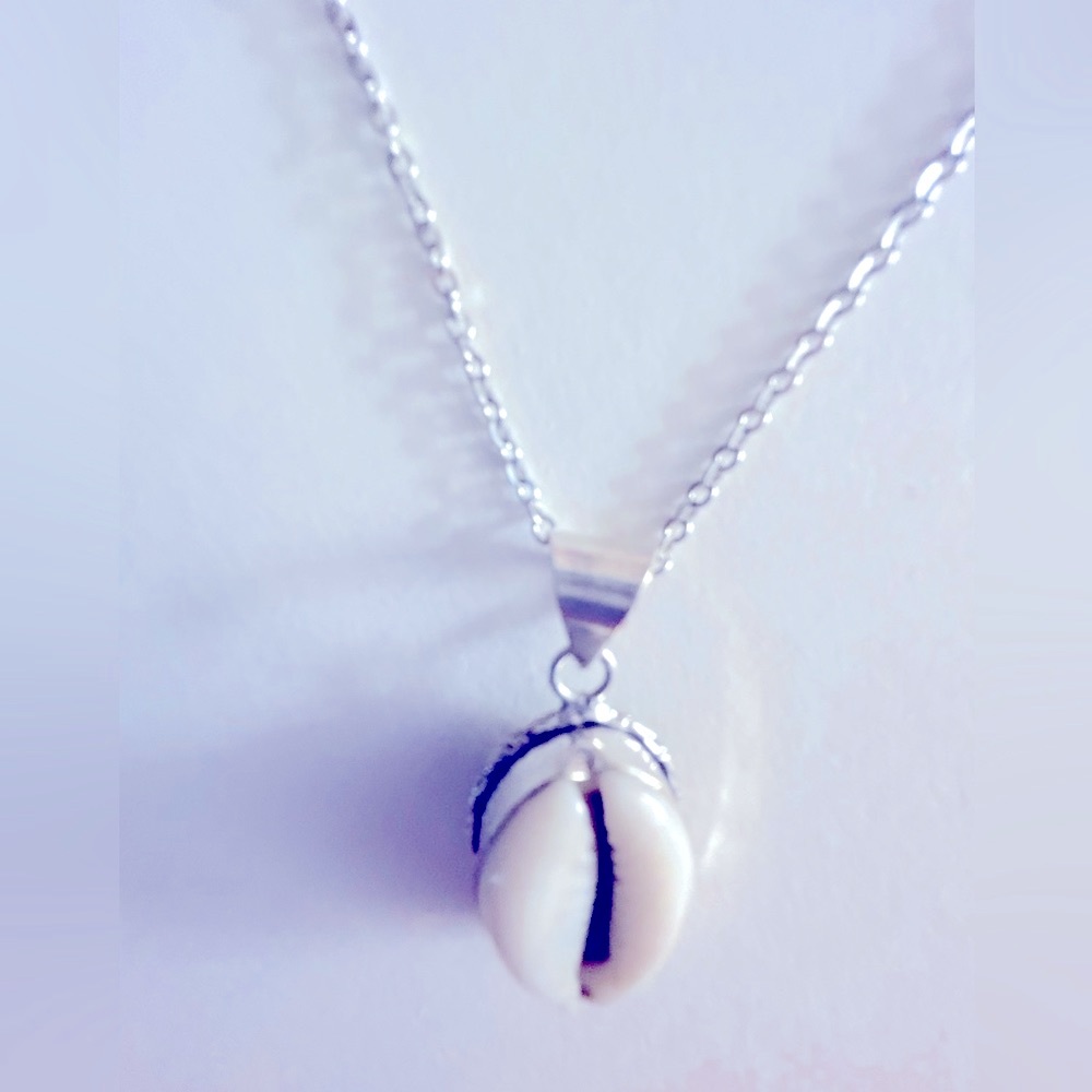 ❌not for sale gifted w lobster sweater NWOT Necklace  Cowrie Shell  1”, 18”